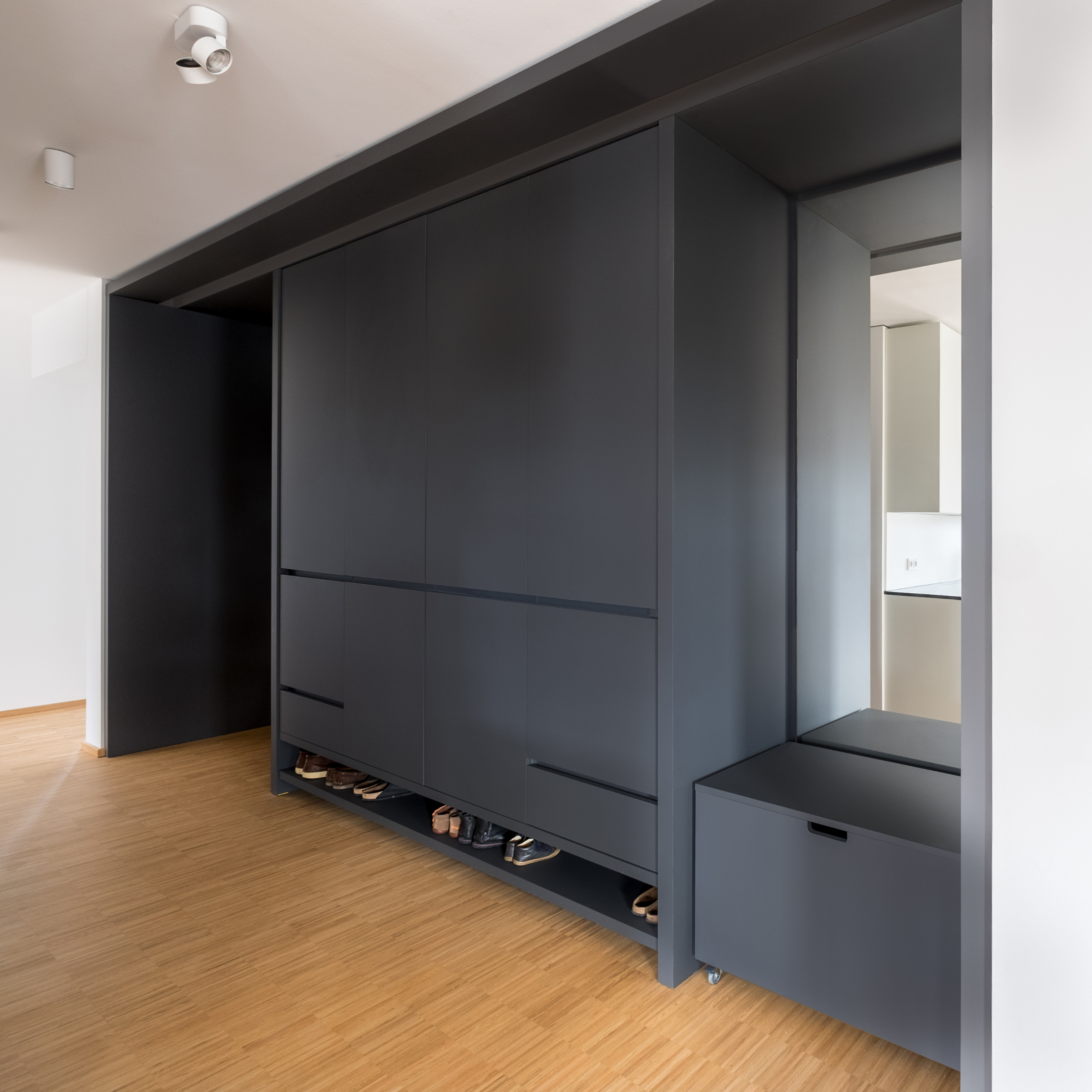 schwarzer Schrank Studio Riva