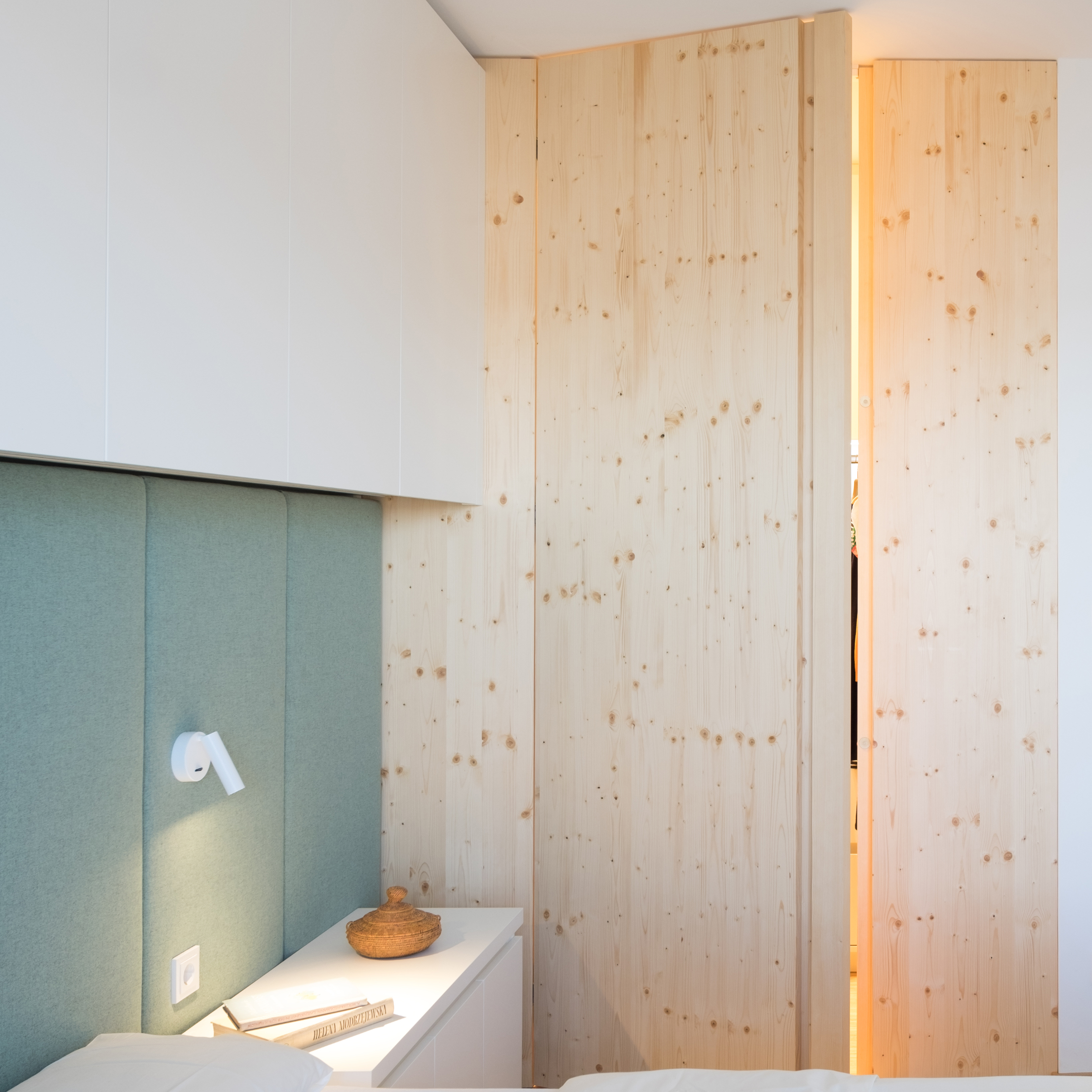 Nische mit Kiefernholz Studio Riva